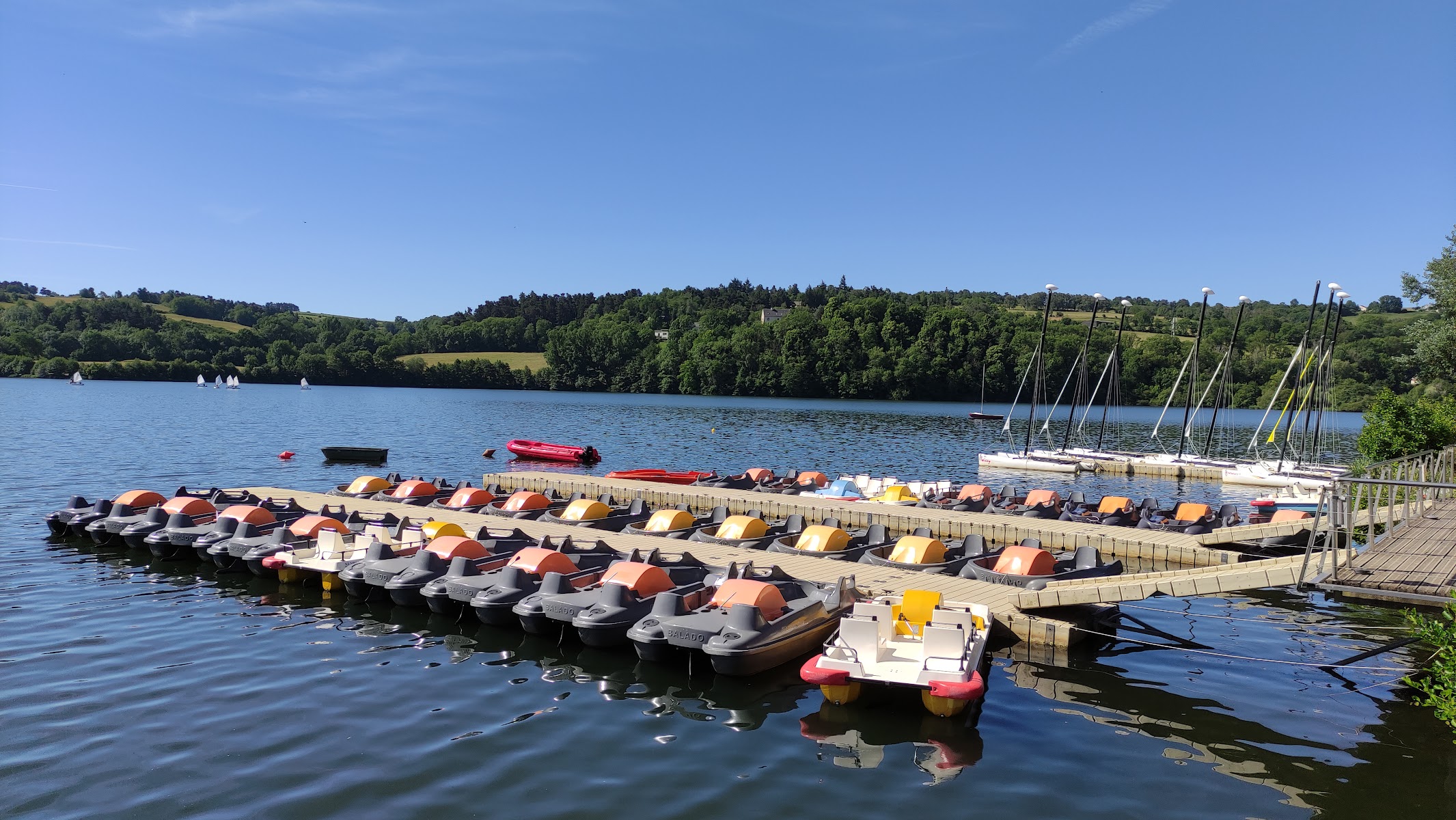 Photo 3 de École de Voile du Lac d'Aydat
