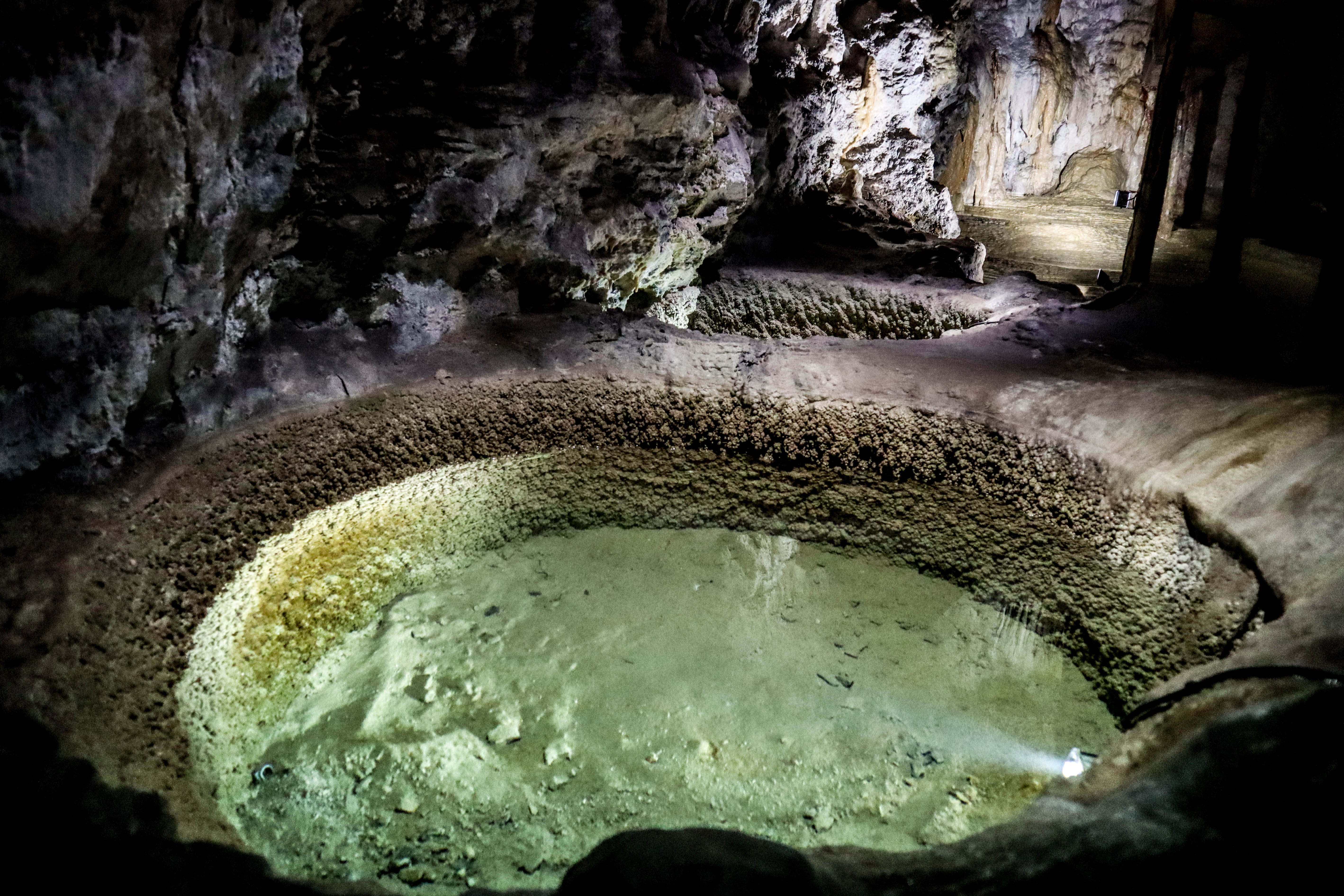 Les Grottes du Cornadore — vue 2, activité à Saint-Nectaire (Puy-de-Dôme)
