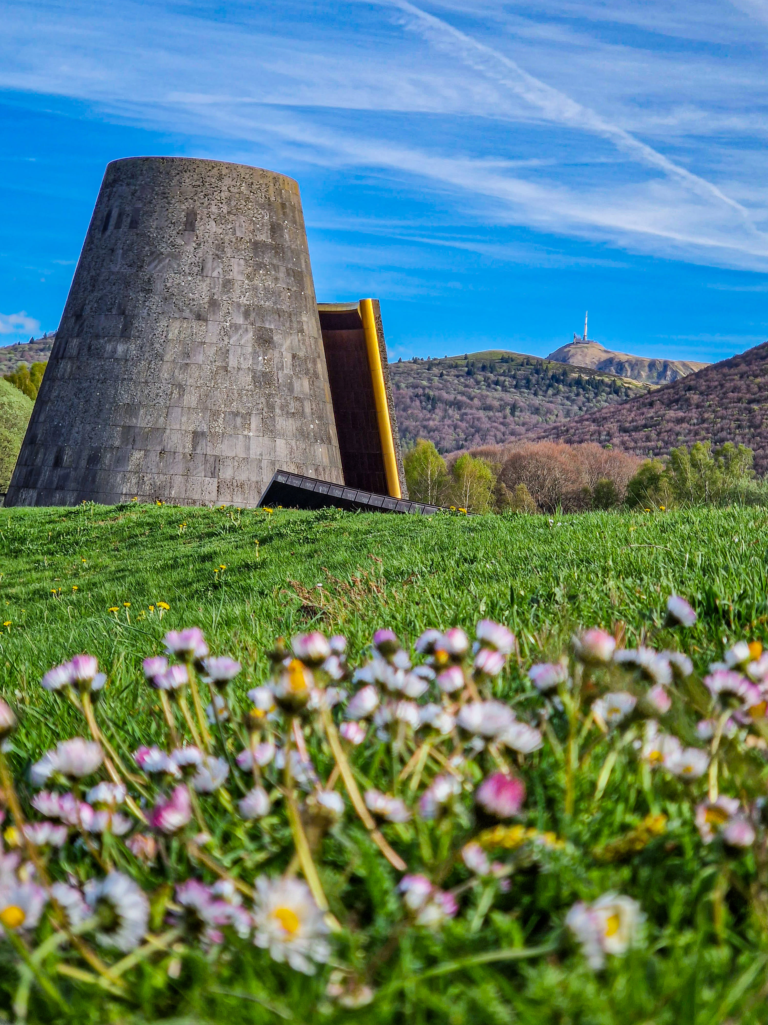 Vulcania, activité à Saint-Ours-les-Roches — Puy-de-Dôme